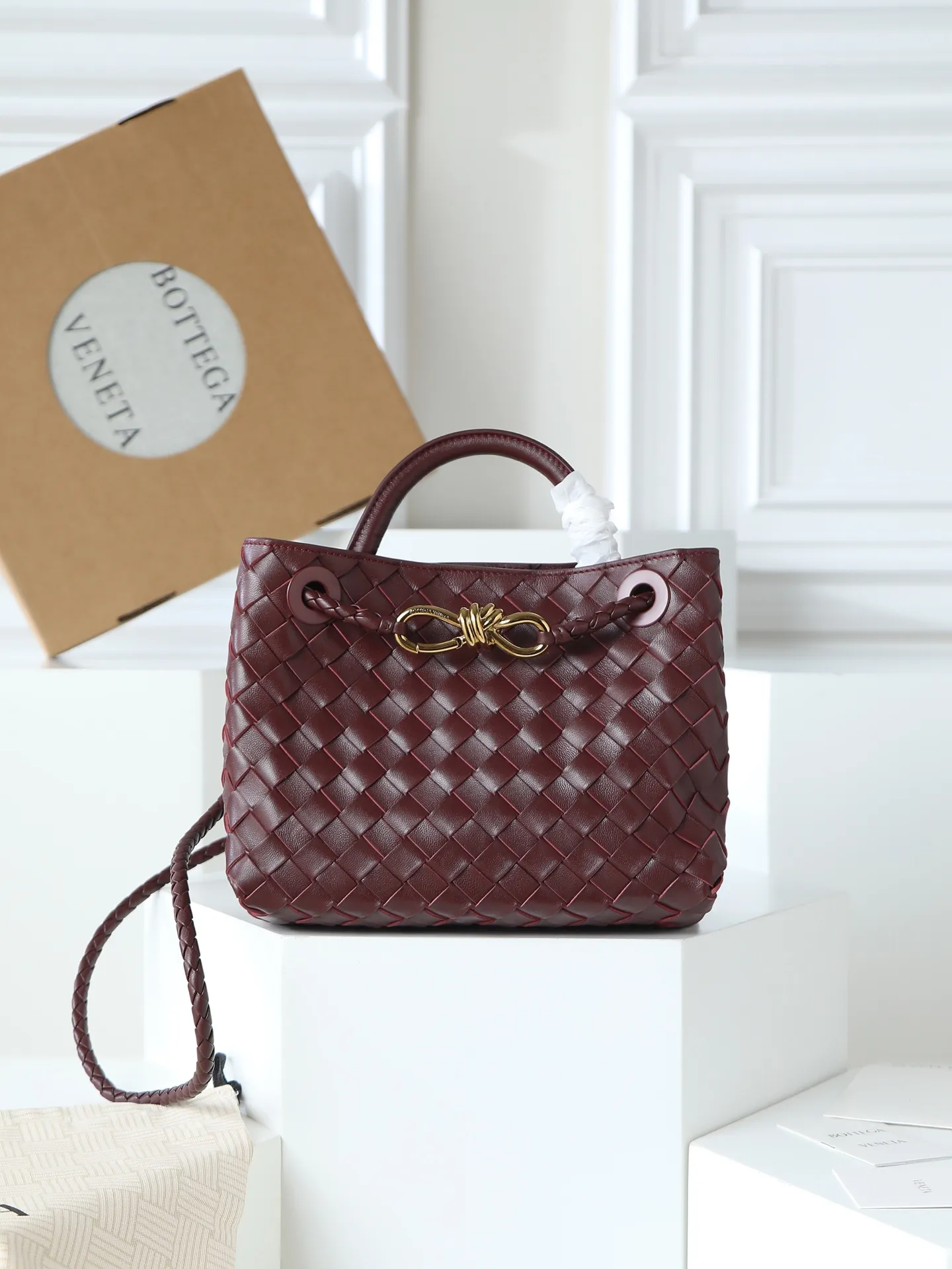 1300. Andiamo is shipping‼ ️Really popular🔥The new Andiamo woven handbag launched by Bottega Veneta this season is really popular all over the world! ! Celebrities at home and abroad have worn it, and Oscar-winning actress Michelle Yeoh has taken it out on the street. Song Jia, Trai Yala, Yu Feihong, Sanji Ayaka, Rosie Hunting-Whiteley, Yoshioka Riho, etc. have all worn this bag. It is classic and versatile and shows off your temperament, and the bag capacity is also large, which is very convenient for daily commuting! ! A variety of carrying methods, the shoulder straps can be adjusted by yourself, the original lambskin feels soft and delicate, and the unisex style breaks the gender boundaries and brings a more practical and long-lasting use experience. Andiamo, which has both elegant and casual styles, perfectly interprets the true appearance of "fashionable old money style". Style number: 766014 Size: 25*22*10.5cm